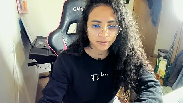 Snapshot of Ama_music chatting on 10-31-25, 09:43 Ama music online show from 10-31-25, 09:43