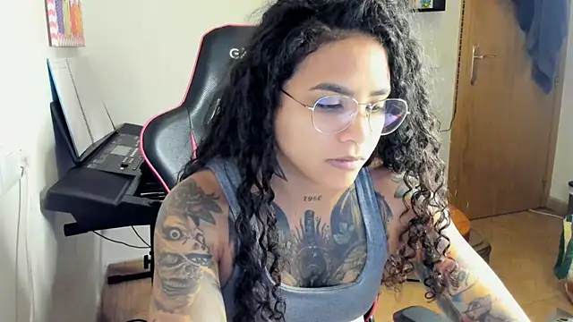 Snapshot of Ama_music chatting on 11-04-25, 10:58 Ama music online show from 11-04-25, 10:58