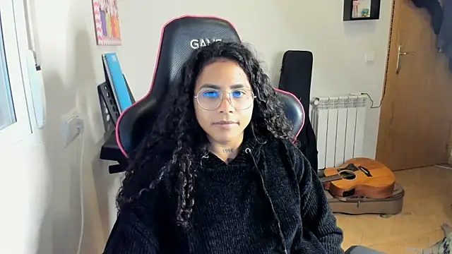 Snapshot of Ama_music chatting on 11-06-25, 01:12 Ama music online show from 11-06-25, 01:12