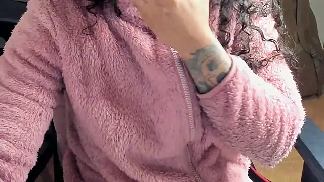 Snapshot of Ama_music chatting on 11-19-25, 02:06 Ama music online show from 11-19-25, 02:06