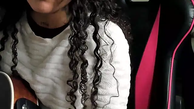 Snapshot of Ama_music chatting on 12-01-25, 11:04 Ama music online show from 12-01-25, 11:04