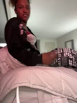 Snapshot of PrettyGal_Tingz chatting on 02-05-25, 08:43 PrettyGal Tingz online show from 02-05-25, 08:43