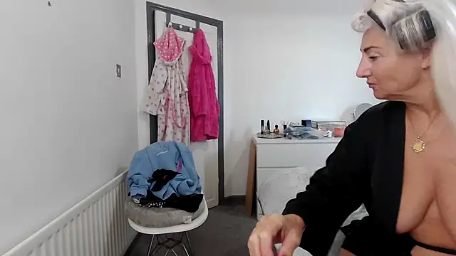 Snapshot of TanyaTaylor45 chatting on 10-18-25, 12:39 TanyaTaylor45 online show from 10-18-25, 12:39