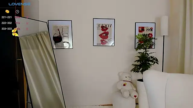 Snapshot of VanessaSmuth chatting on 10-21-25, 02:01 VanessaSmuth online show from 10-21-25, 02:01
