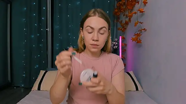 Snapshot of InsatiableFoxX chatting on 09-21-25, 08:43 InsatiableFoxX online show from 09-21-25, 08:43