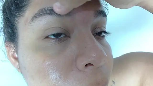 yulissa18 online show from 01-11-25, 05:20