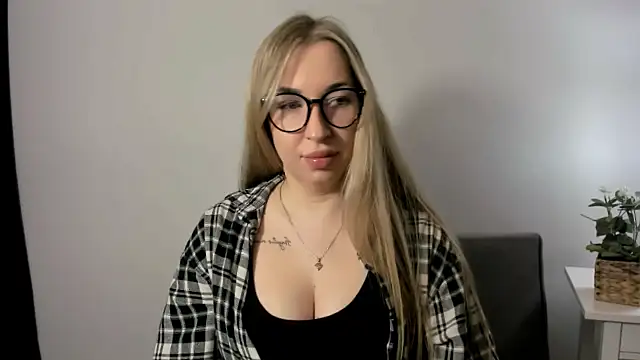 Snapshot of AriaDesire chatting on 03-15-26, 07:36 AriaDesire online show from 03-15-26, 07:36