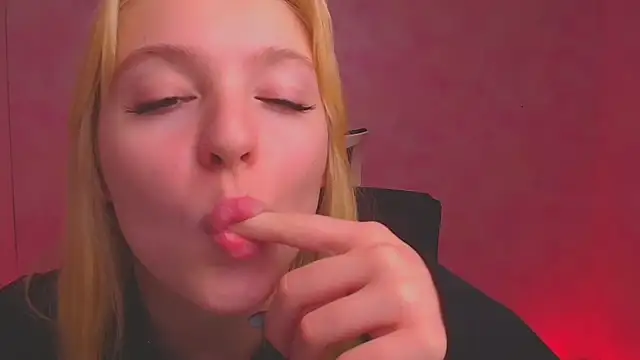 Snapshot of Milka_kiss_ chatting on 01-06-25, 10:24 Milka kiss  online show from 01-06-25, 10:24