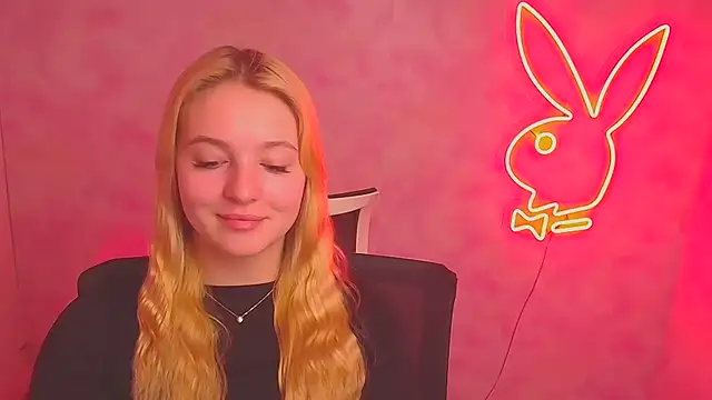 Snapshot of Milka_kiss_ chatting on 03-02-25, 09:21 Milka kiss  online show from 03-02-25, 09:21