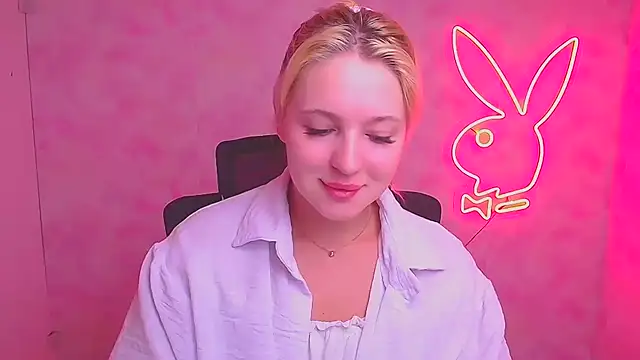 Snapshot of Milka_kiss_ chatting on 09-15-25, 06:02 Milka kiss  online show from 09-15-25, 06:02