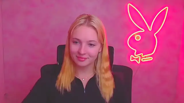 Snapshot of Milka_kiss_ chatting on 09-29-25, 11:48 Milka kiss  online show from 09-29-25, 11:48