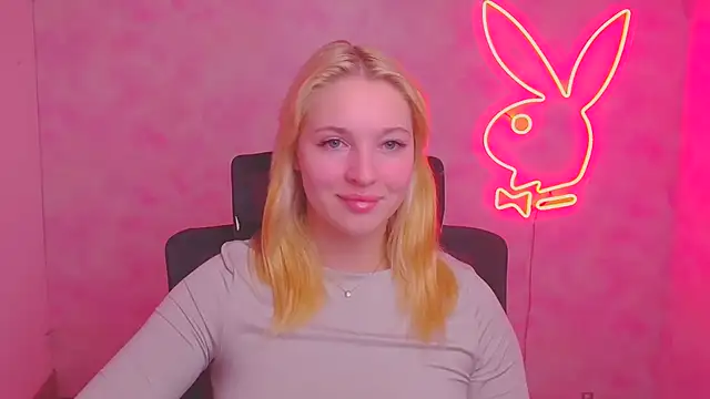 Snapshot of Milka_kiss_ chatting on 10-08-25, 05:49 Milka kiss  online show from 10-08-25, 05:49