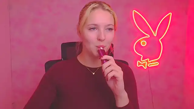 Snapshot of Milka_kiss_ chatting on 10-18-25, 11:44 Milka kiss  online show from 10-18-25, 11:44