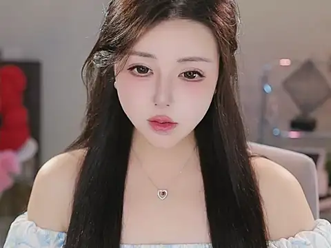 Qiaoqiao  online show from 12-14-25, 04:34