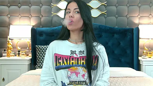 Snapshot of LeyaCass chatting on 12-29-24, 04:38 LeyaCass online show from 12-29-24, 04:38