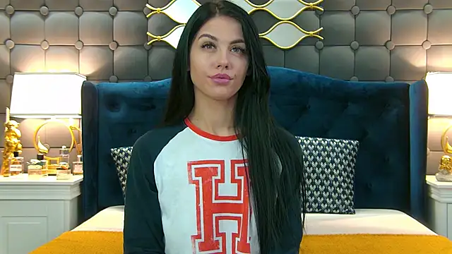 Snapshot of LeyaCass chatting on 01-10-25, 05:47 LeyaCass online show from 01-10-25, 05:47