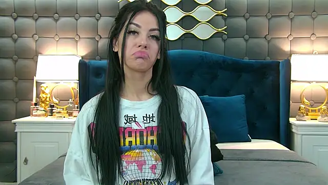 Snapshot of LeyaCass chatting on 01-25-25, 04:34 LeyaCass online show from 01-25-25, 04:34