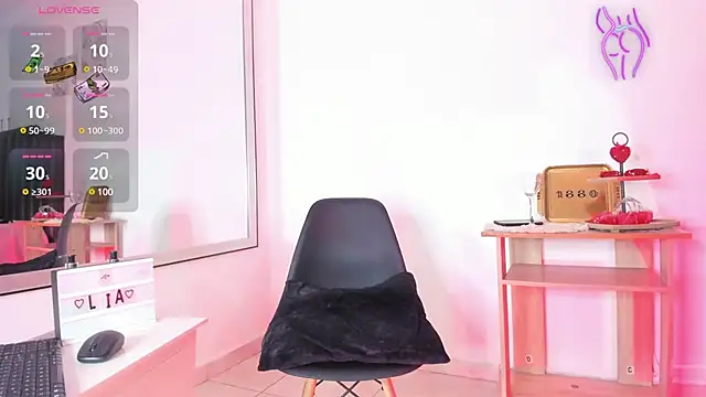 Lia johnsonn online show from 02-05-25, 11:02