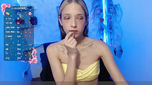 Snapshot of ZoePrest_ chatting on 02-14-25, 06:02 ZoePrest online show from 02-14-25, 06:02