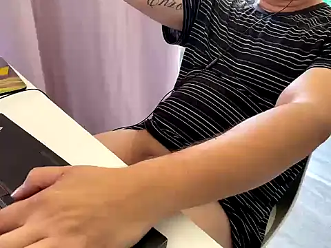 Snapshot of tomazu11 chatting on 01-15-26, 01:37 tomazu11 online show from 01-15-26, 01:37