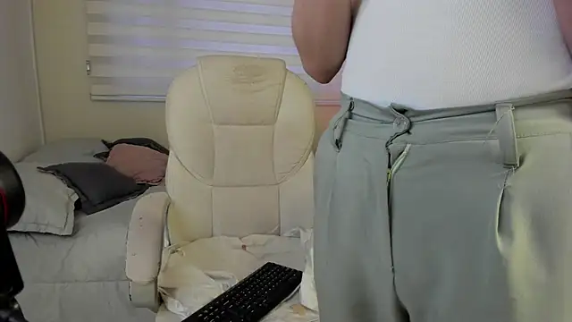 Catyloves online show from 12-19-25, 09:55