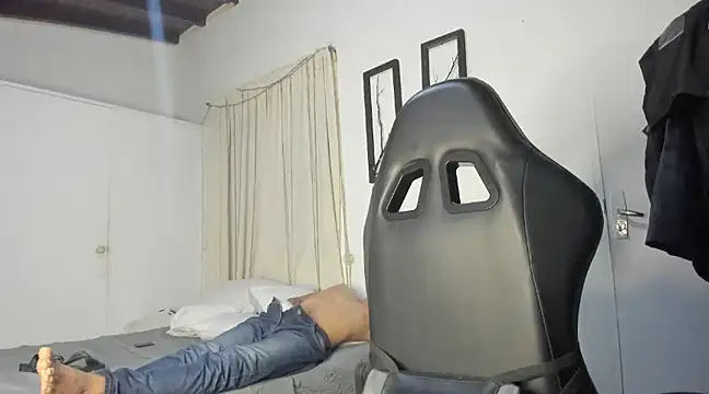 Snapshot of miguel_hz chatting on 02-08-25, 04:14 miguel hz online show from 02-08-25, 04:14