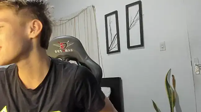 Snapshot of miguel_hz chatting on 02-15-25, 10:42 miguel hz online show from 02-15-25, 10:42