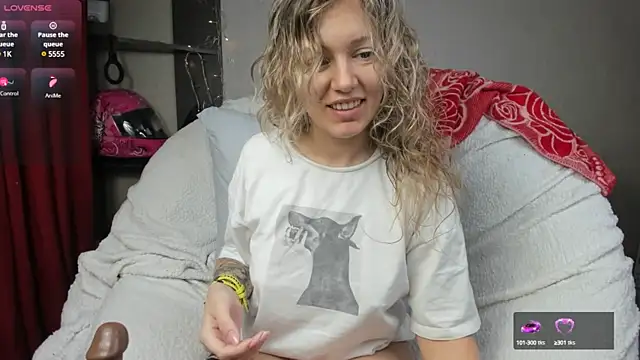 Snapshot of foxy_blond chatting on 02-05-25, 03:45 foxy blond online show from 02-05-25, 03:45