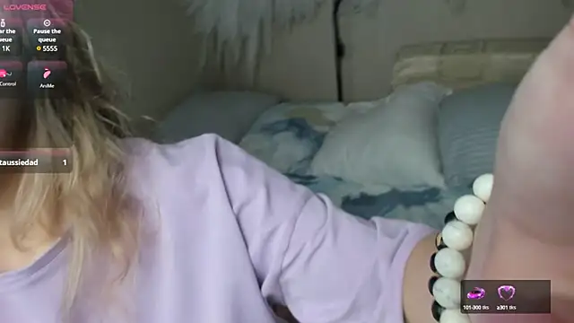 Snapshot of foxy_blond chatting on 02-07-25, 06:24 foxy blond online show from 02-07-25, 06:24