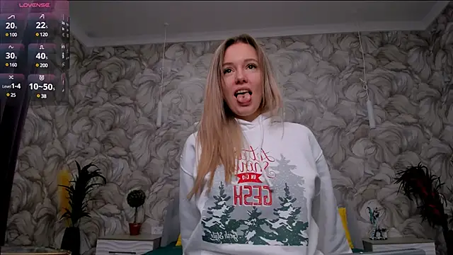 Snapshot of foxy_blond chatting on 02-24-25, 03:33 foxy blond online show from 02-24-25, 03:33