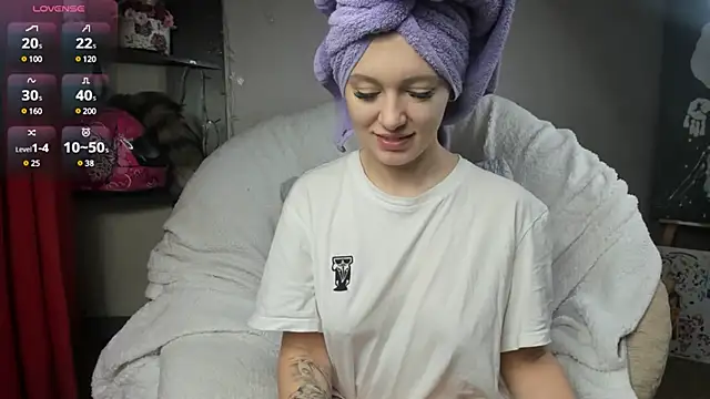 Snapshot of foxy_blond chatting on 02-25-25, 03:42 foxy blond online show from 02-25-25, 03:42