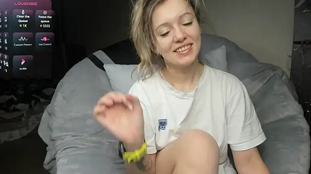 Snapshot of foxy_blond chatting on 03-05-25, 03:29 foxy blond online show from 03-05-25, 03:29