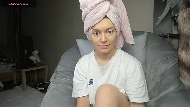 Snapshot of foxy_blond chatting on 03-21-25, 03:22 foxy blond online show from 03-21-25, 03:22