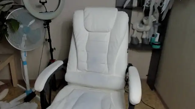 Snapshot of foxy_blond chatting on 09-10-25, 12:10 foxy blond online show from 09-10-25, 12:10