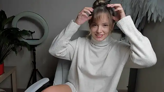 Snapshot of foxy_blond chatting on 09-16-25, 12:11 foxy blond online show from 09-16-25, 12:11