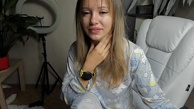 Snapshot of foxy_blond chatting on 09-18-25, 12:23 foxy blond online show from 09-18-25, 12:23