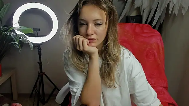 Snapshot of foxy_blond chatting on 09-26-25, 12:14 foxy blond online show from 09-26-25, 12:14