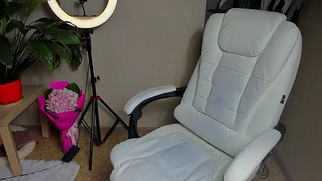 Snapshot of foxy_blond chatting on 10-06-25, 12:19 foxy blond online show from 10-06-25, 12:19