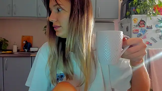 Snapshot of foxy_blond chatting on 10-18-25, 12:13 foxy blond online show from 10-18-25, 12:13