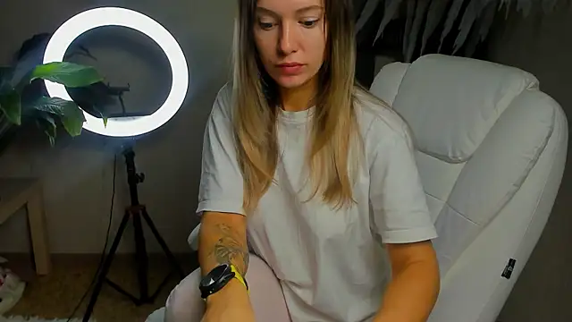 Snapshot of foxy_blond chatting on 10-22-25, 11:26 foxy blond online show from 10-22-25, 11:26