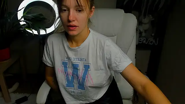 Snapshot of foxy_blond chatting on 10-25-25, 12:18 foxy blond online show from 10-25-25, 12:18