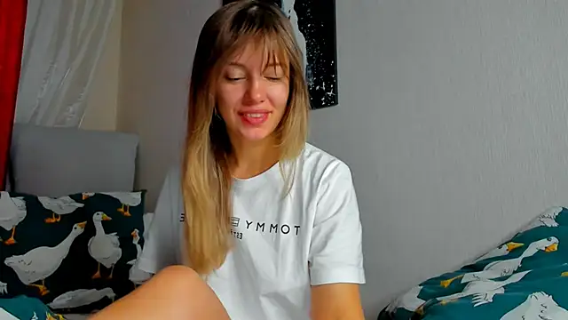 Snapshot of foxy_blond chatting on 11-03-25, 12:13 foxy blond online show from 11-03-25, 12:13