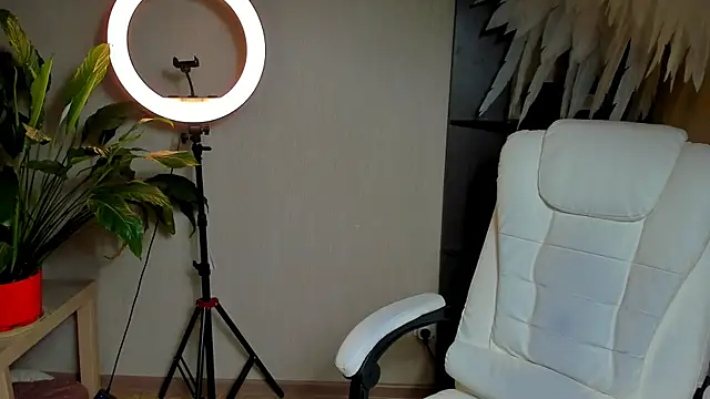 Snapshot of foxy_blond chatting on 11-04-25, 12:21 foxy blond online show from 11-04-25, 12:21