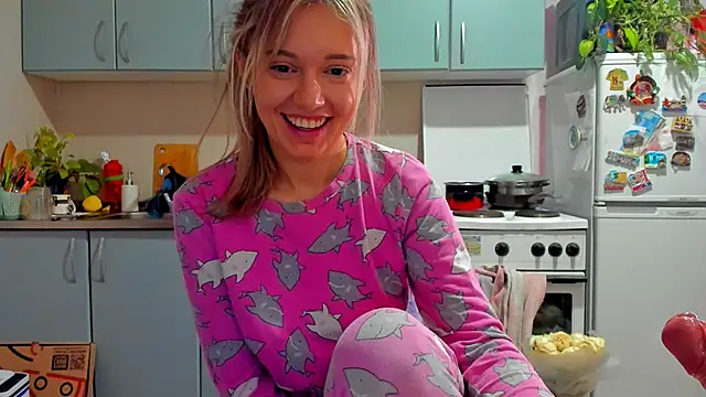 Snapshot of foxy_blond chatting on 11-07-25, 12:38 foxy blond online show from 11-07-25, 12:38