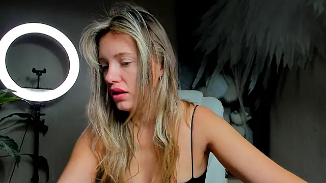 Snapshot of foxy_blond chatting on 12-01-25, 12:15 foxy blond online show from 12-01-25, 12:15