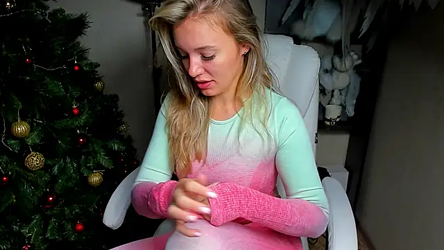 Snapshot of foxy_blond chatting on 12-04-25, 12:31 foxy blond online show from 12-04-25, 12:31