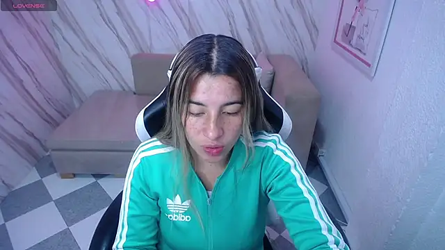 Snapshot of Valerie_b chatting on 02-13-25, 03:07 Valerie b online show from 02-13-25, 03:07