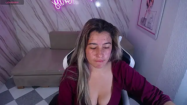 Snapshot of Valerie_b chatting on 02-15-25, 07:39 Valerie b online show from 02-15-25, 07:39