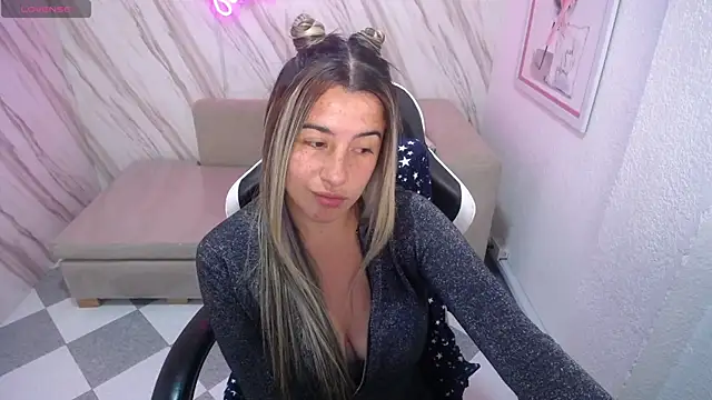 Snapshot of Valerie_b chatting on 02-18-25, 03:10 Valerie b online show from 02-18-25, 03:10