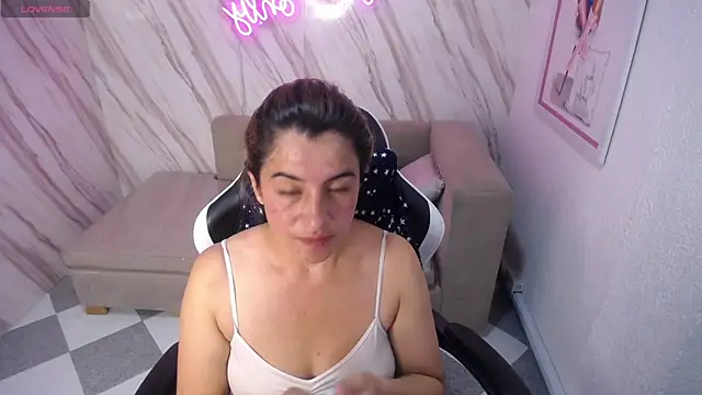 Snapshot of Valerie_b chatting on 02-19-25, 07:38 Valerie b online show from 02-19-25, 07:38